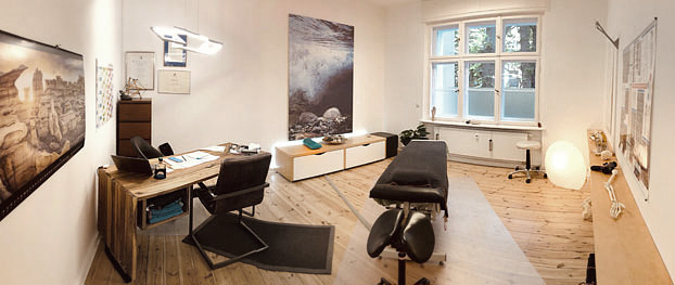 Rundumsicht Behandlungsraum, Schreibtisch und Flur mit Panorama Fotografie